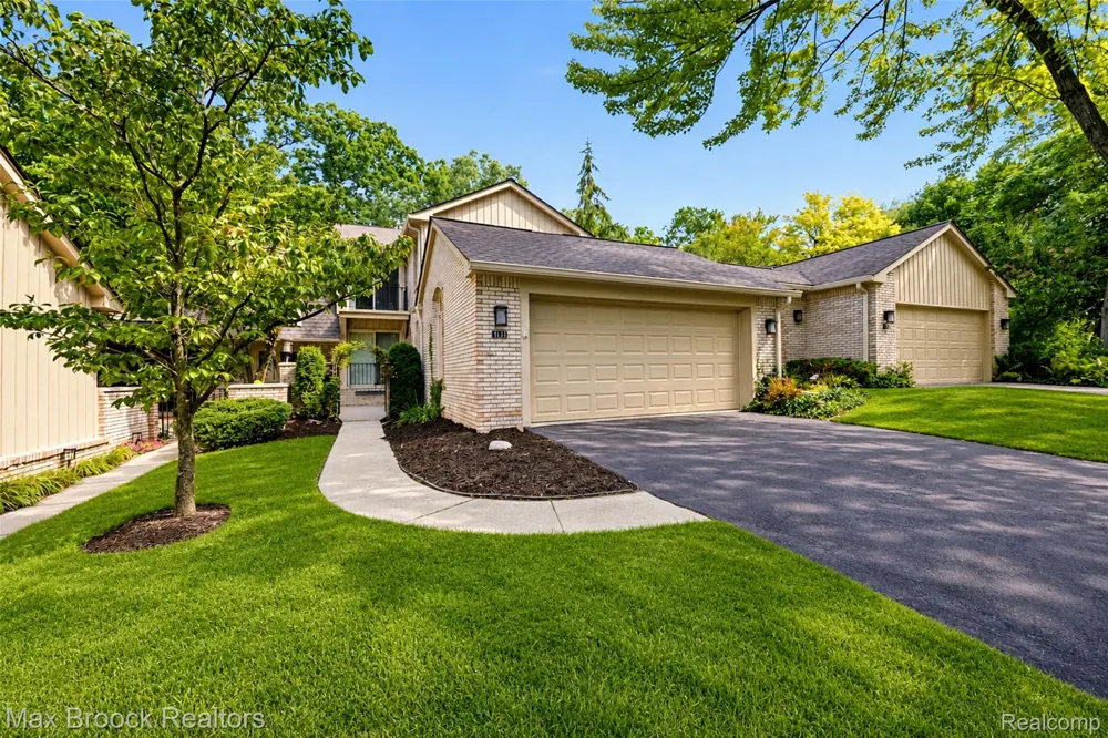 1131 Hillpointe Circle Bloomfield Charter Township, MI 48304