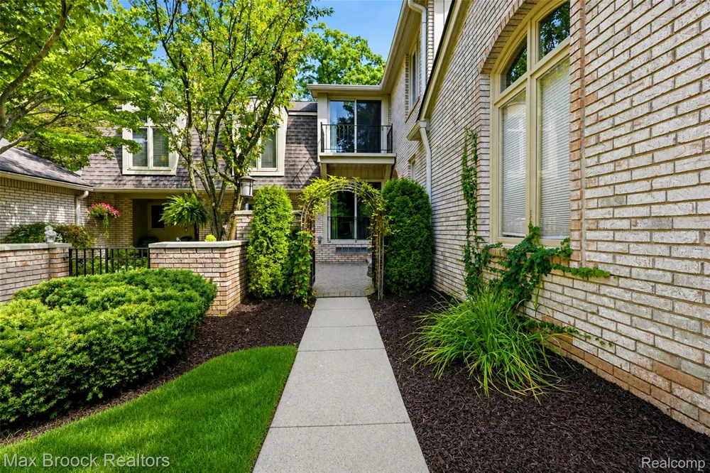 1131 Hillpointe Circle Bloomfield Charter Township, MI 48304
