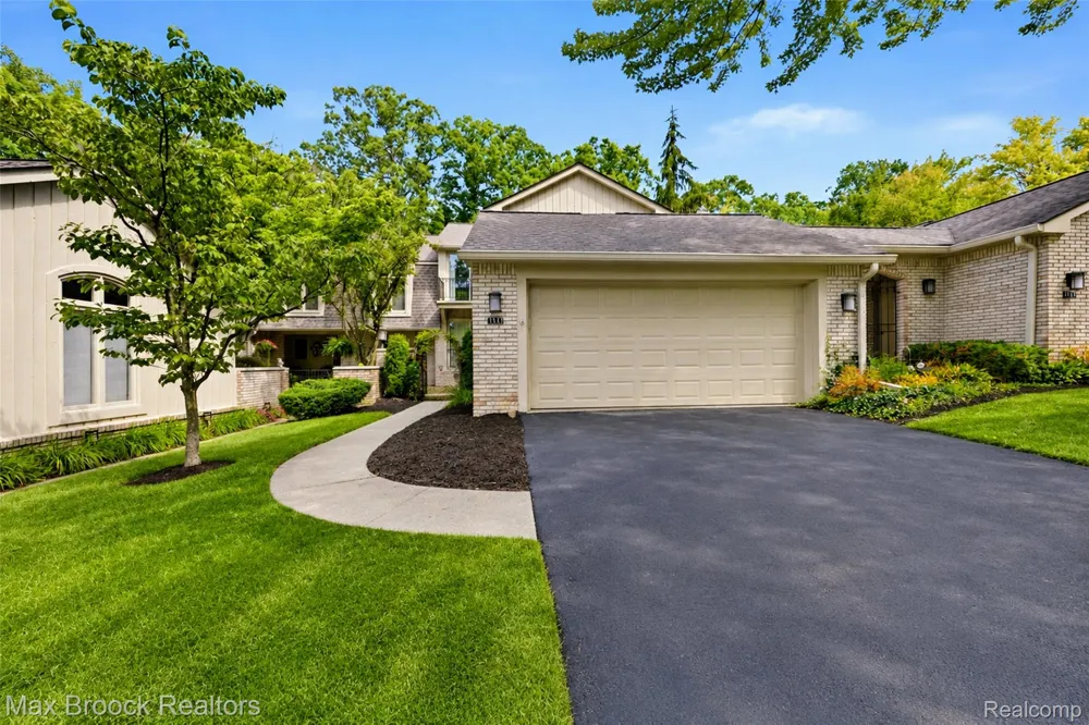 1131 Hillpointe Circle Bloomfield Charter Township, MI 48304