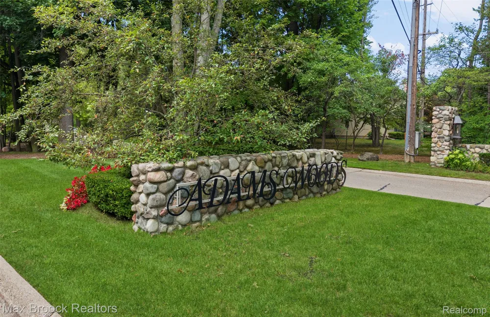 1131 Hillpointe Circle Bloomfield Charter Township, MI 48304