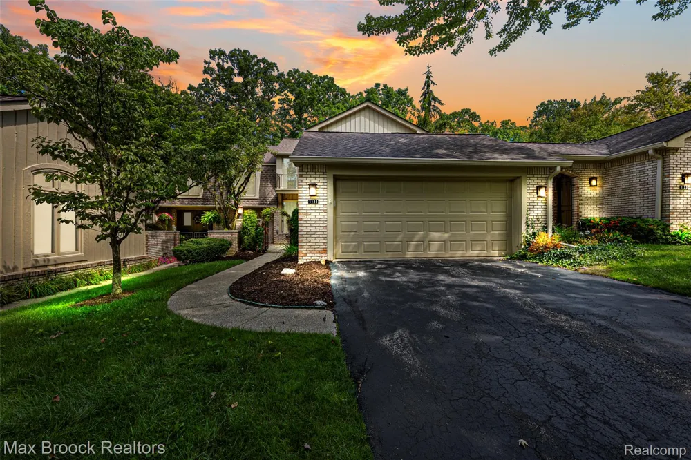1131 Hillpointe Circle Bloomfield Charter Township, MI 48304