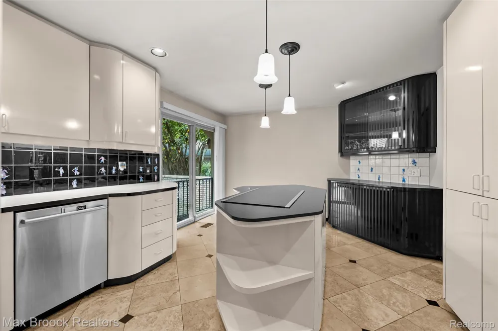 1131 Hillpointe Circle Bloomfield Charter Township, MI 48304