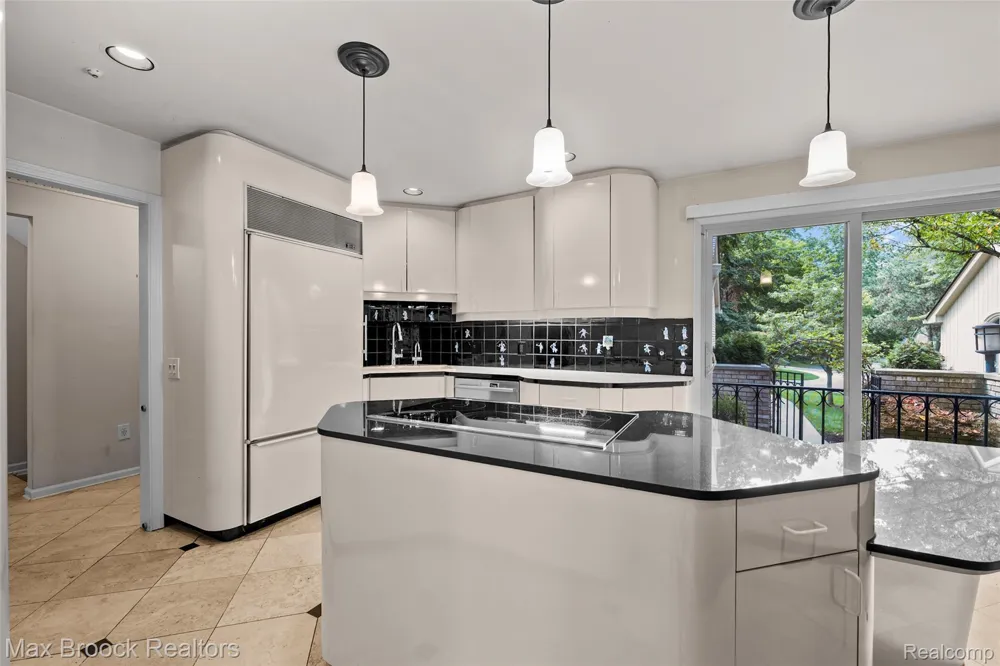 1131 Hillpointe Circle Bloomfield Charter Township, MI 48304