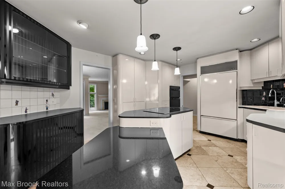 1131 Hillpointe Circle Bloomfield Charter Township, MI 48304