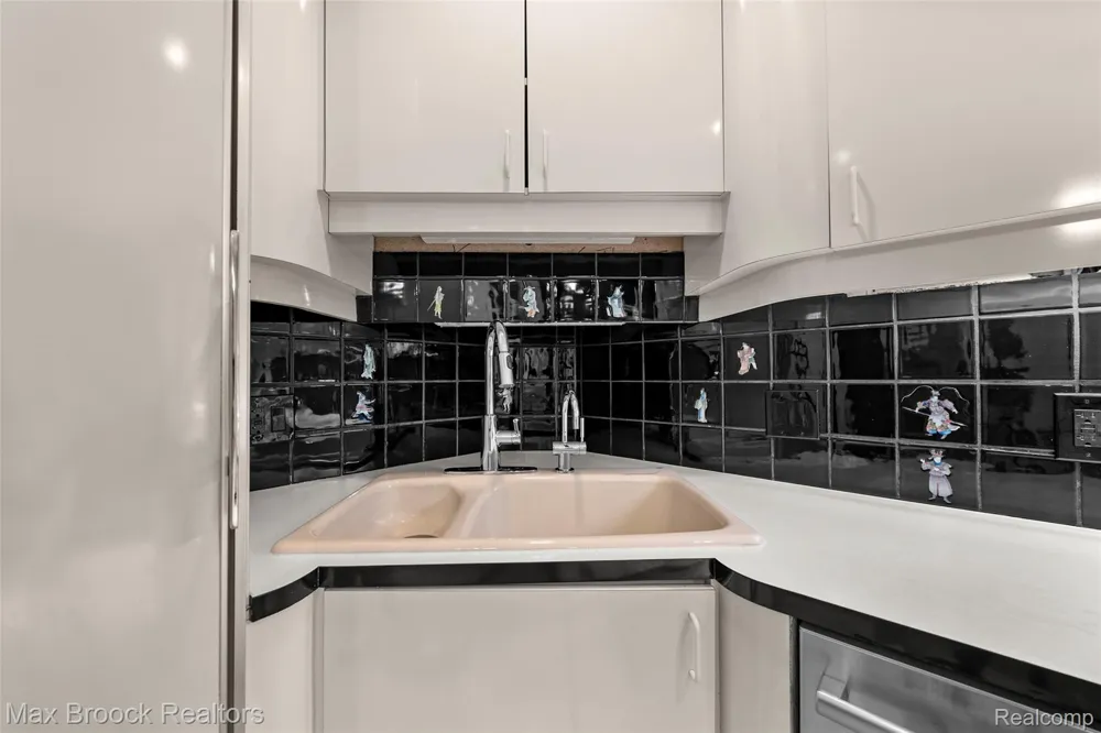 1131 Hillpointe Circle Bloomfield Charter Township, MI 48304
