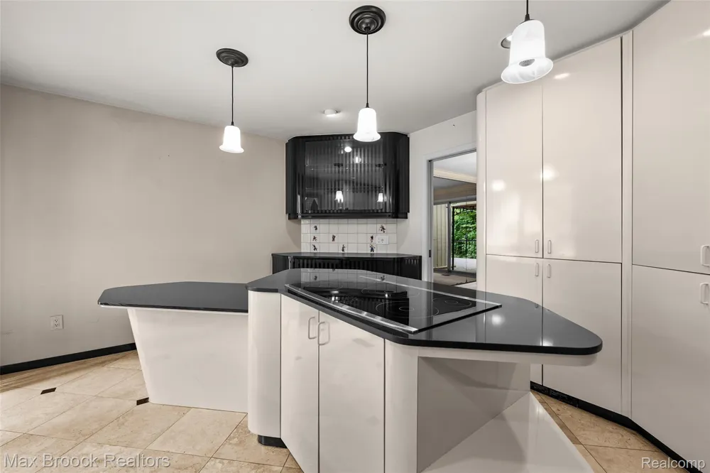 1131 Hillpointe Circle Bloomfield Charter Township, MI 48304