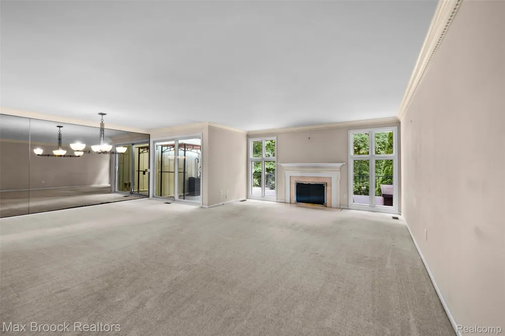1131 Hillpointe Circle Bloomfield Charter Township, MI 48304