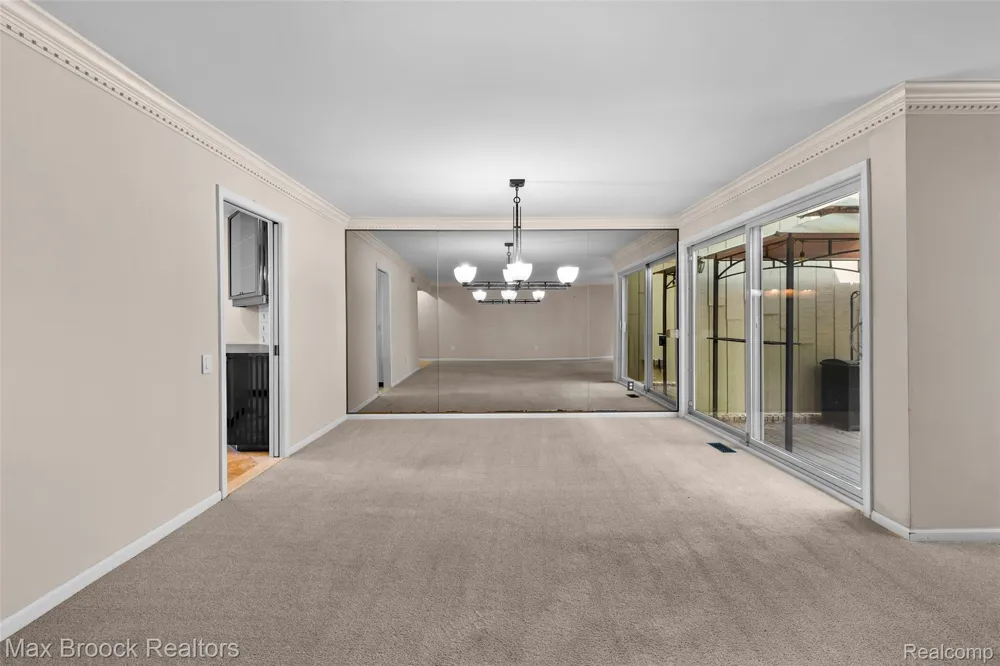 1131 Hillpointe Circle Bloomfield Charter Township, MI 48304