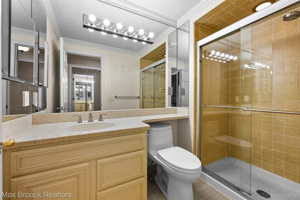 1131 Hillpointe Circle Bloomfield Charter Township, MI 48304
