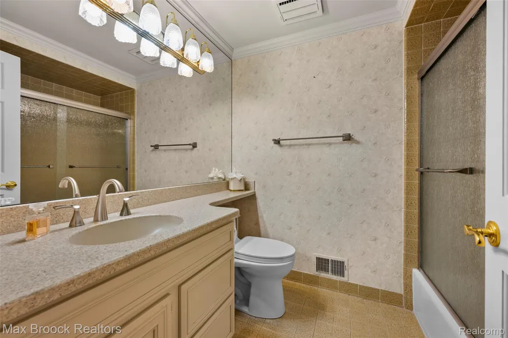 1131 Hillpointe Circle Bloomfield Charter Township, MI 48304