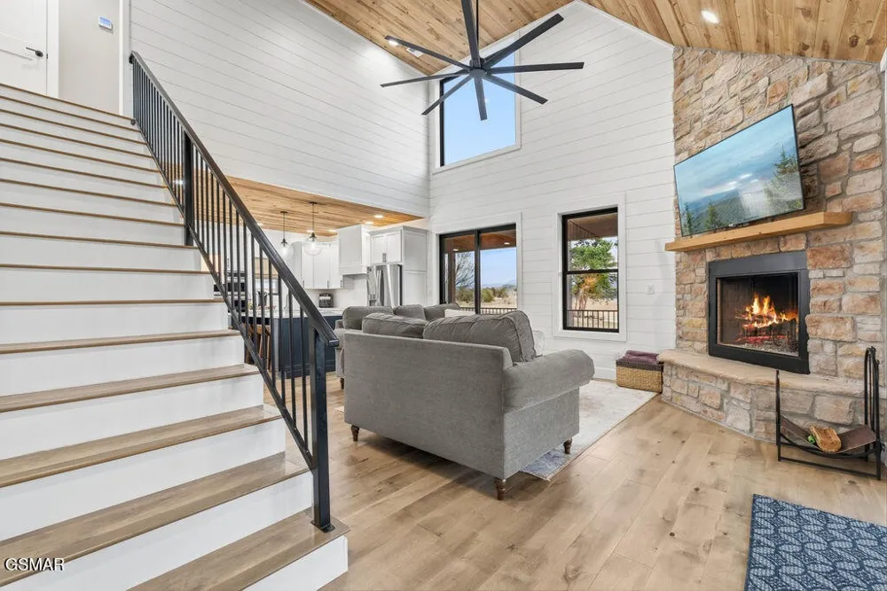 2240 Kimsey Way Sevierville, TN 37876