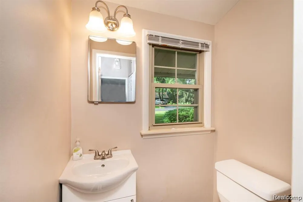1239 Ashover Drive Bloomfield Charter Township, MI 48304