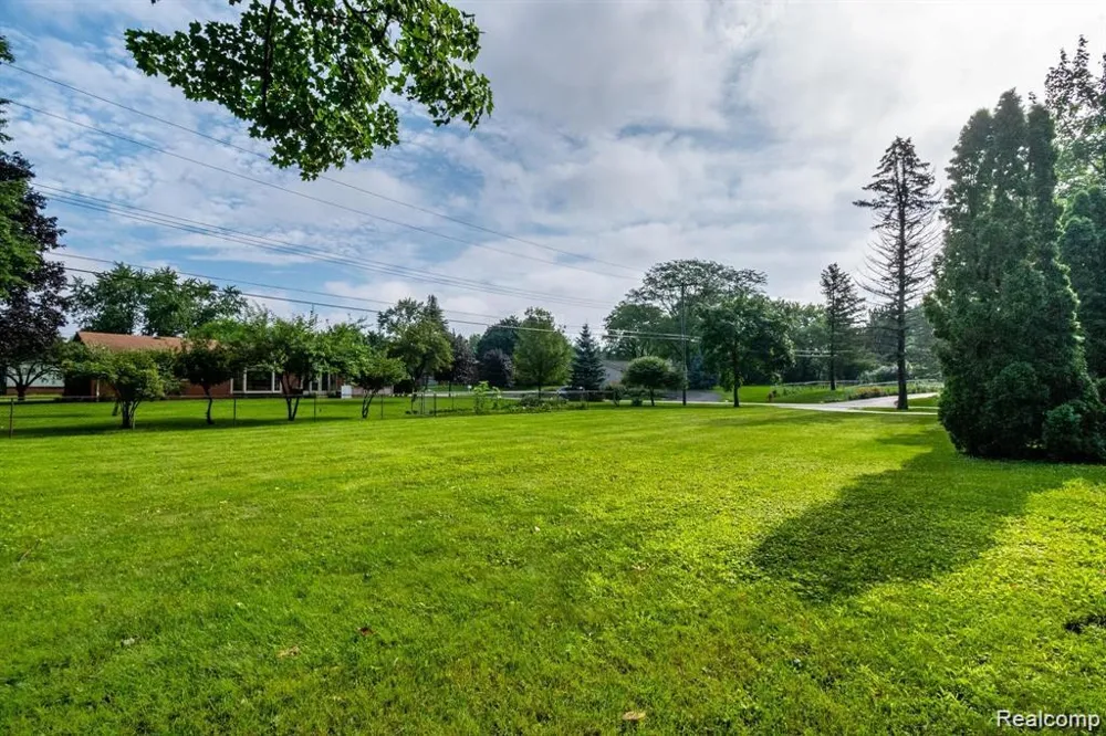 1239 Ashover Drive Bloomfield Charter Township, MI 48304