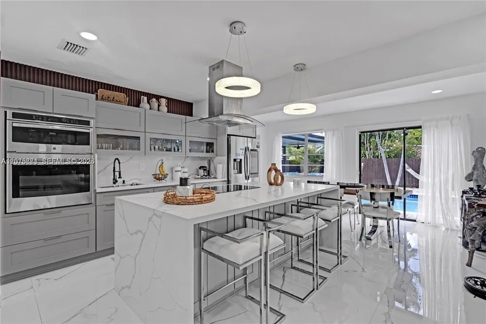 7031 SW 12th St Pembroke Pines, FL 33023