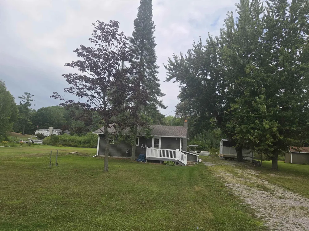 4737 Peninsula Road Plainfield Township, MI 48739