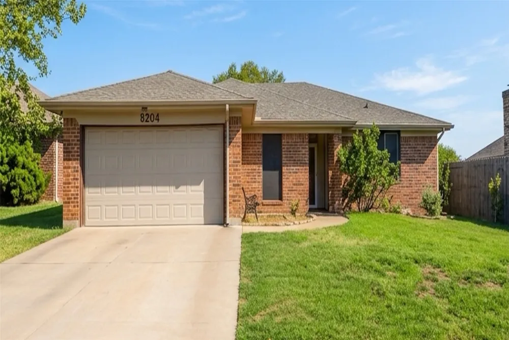 8204 Lara Lane Watauga, TX 76148