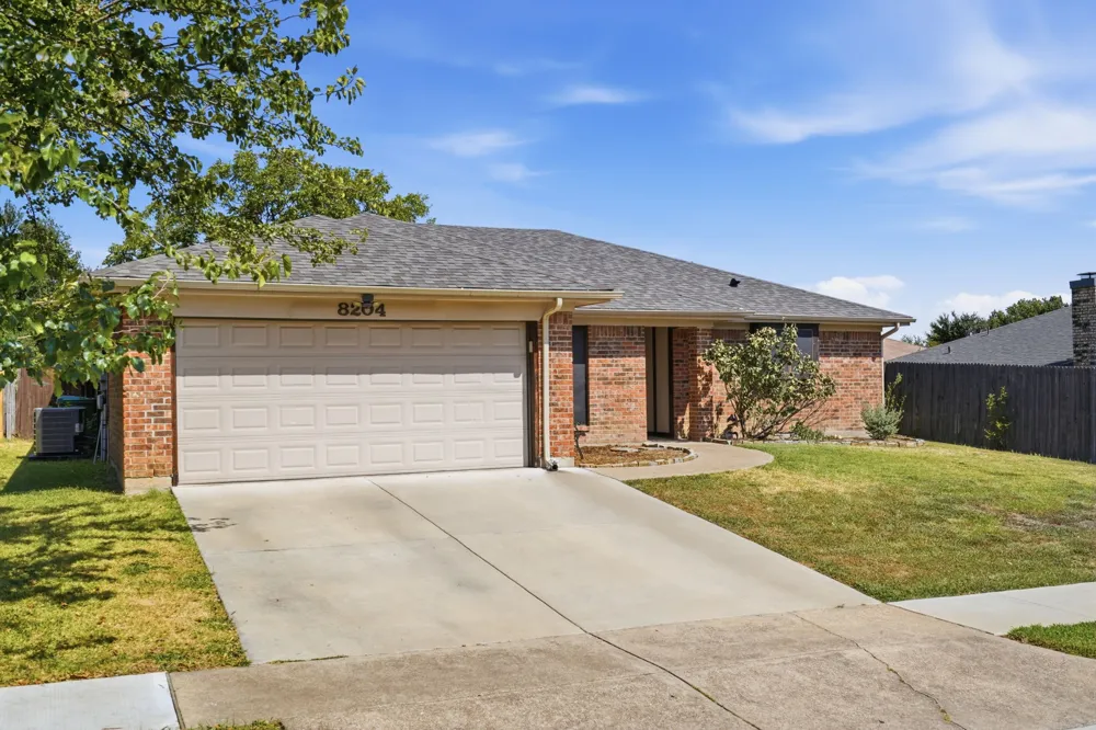 8204 Lara Lane Watauga, TX 76148