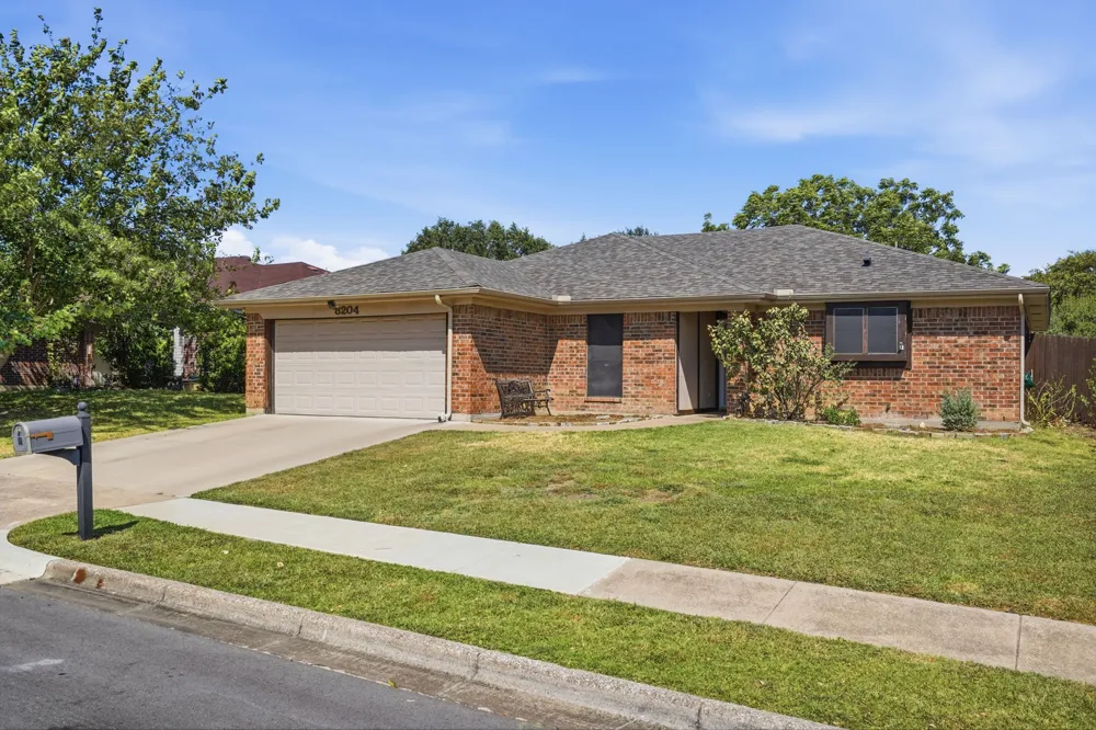 8204 Lara Lane Watauga, TX 76148