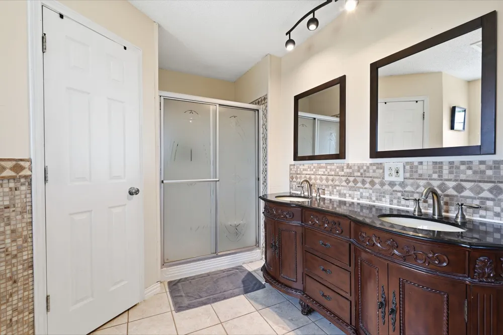 8204 Lara Lane Watauga, TX 76148