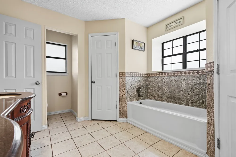 8204 Lara Lane Watauga, TX 76148