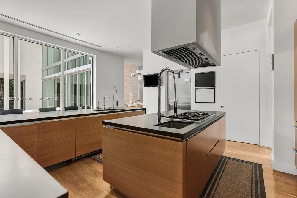 30 Palm Ave Miami Beach, FL 33139