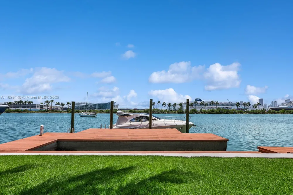 30 Palm Ave Miami Beach, FL 33139