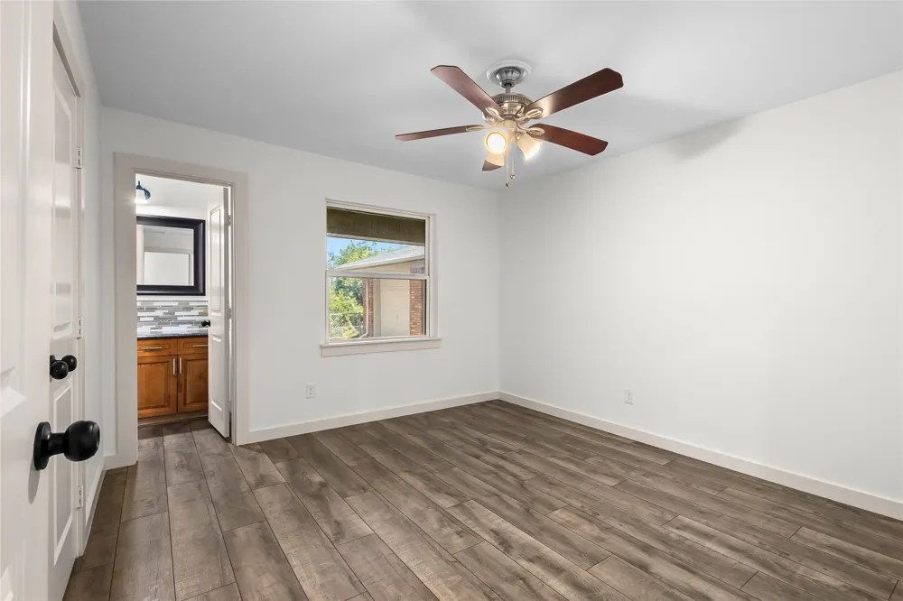 909 Robertson Road Grand Prairie, TX 75050