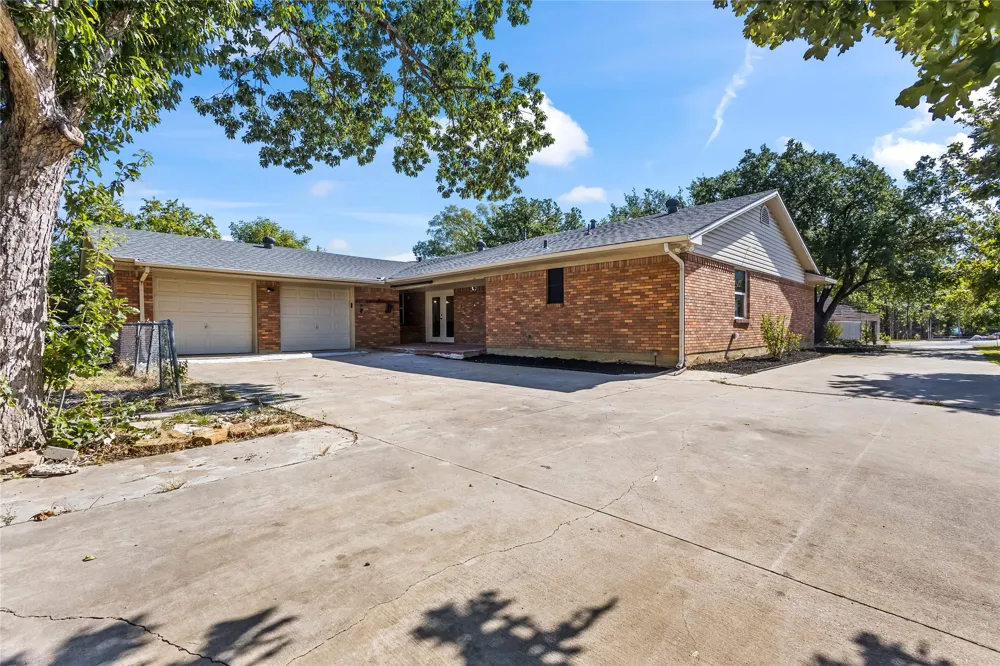 909 Robertson Road Grand Prairie, TX 75050