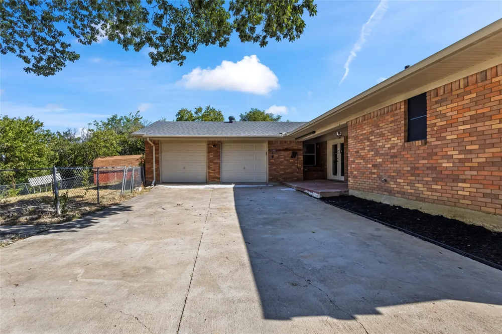 909 Robertson Road Grand Prairie, TX 75050