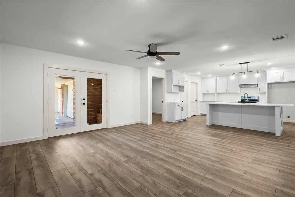 909 Robertson Road Grand Prairie, TX 75050