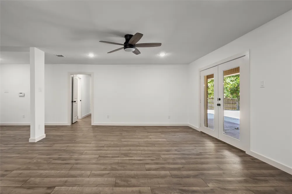 909 Robertson Road Grand Prairie, TX 75050