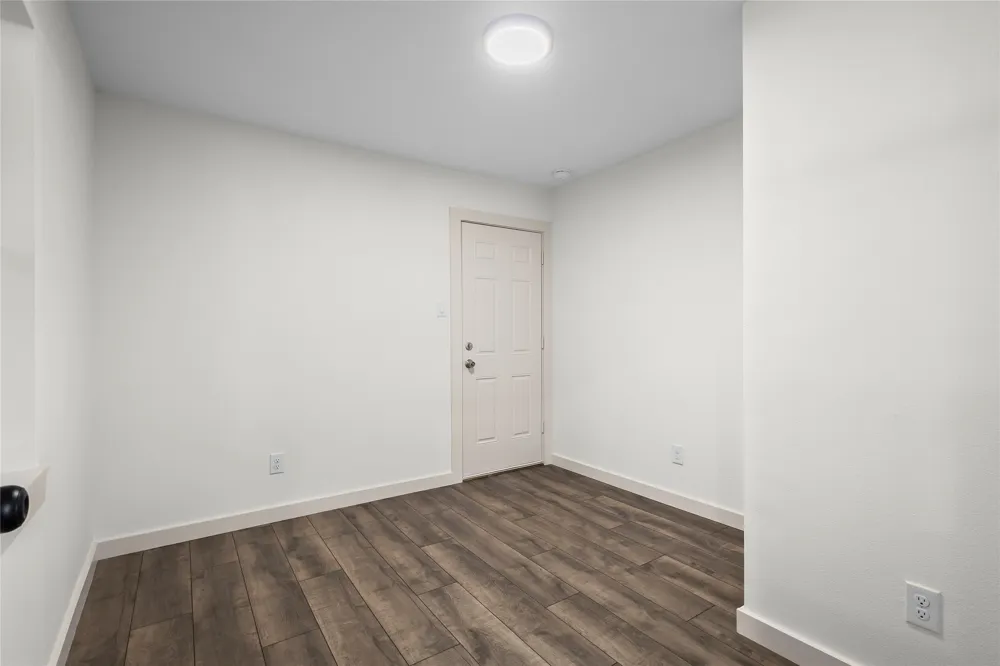 909 Robertson Road Grand Prairie, TX 75050