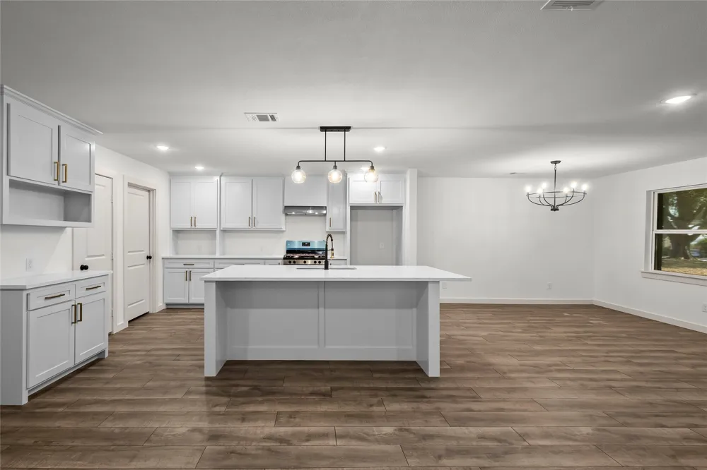 909 Robertson Road Grand Prairie, TX 75050