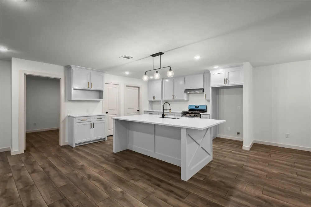 909 Robertson Road Grand Prairie, TX 75050