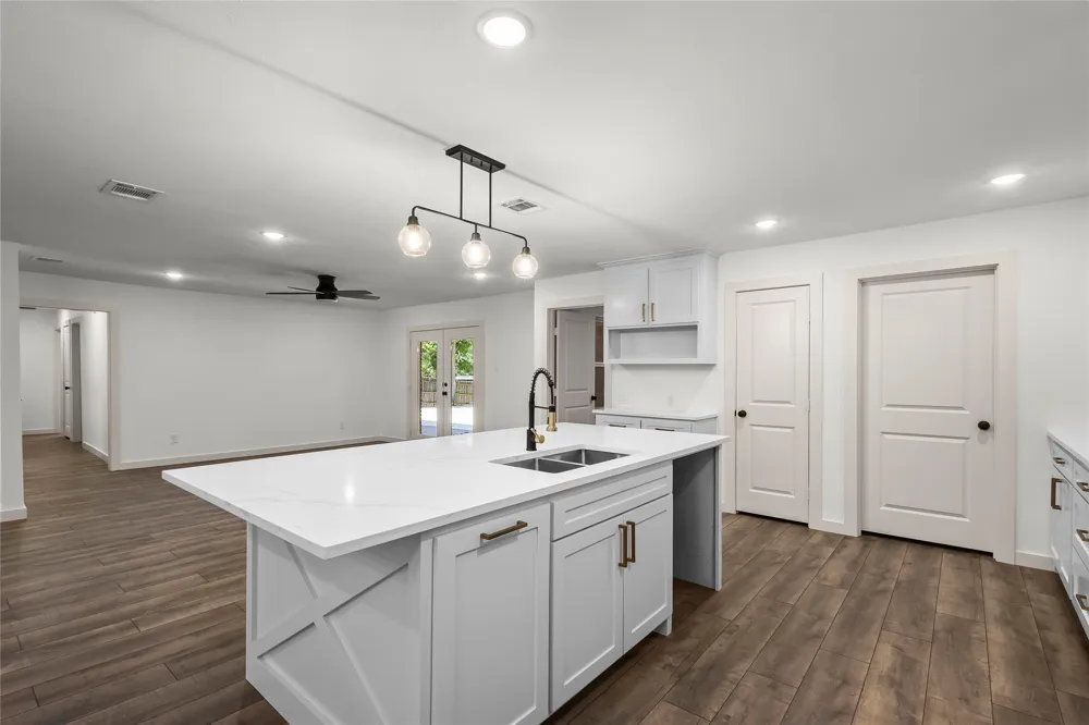 909 Robertson Road Grand Prairie, TX 75050