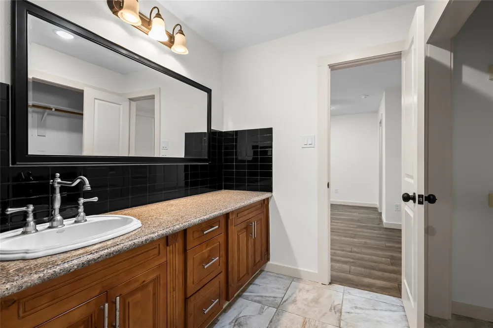 909 Robertson Road Grand Prairie, TX 75050