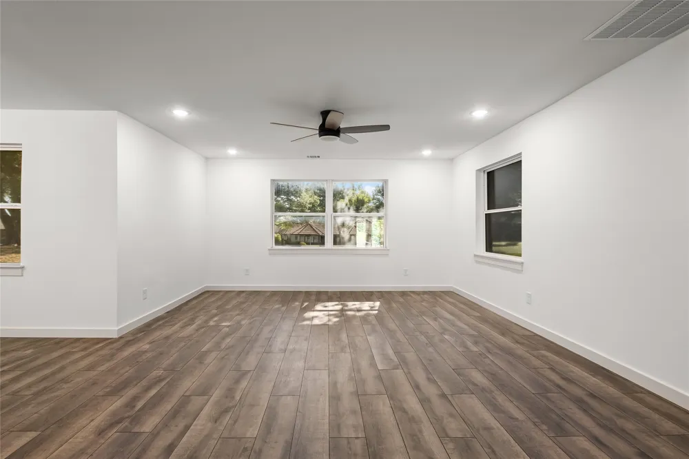909 Robertson Road Grand Prairie, TX 75050