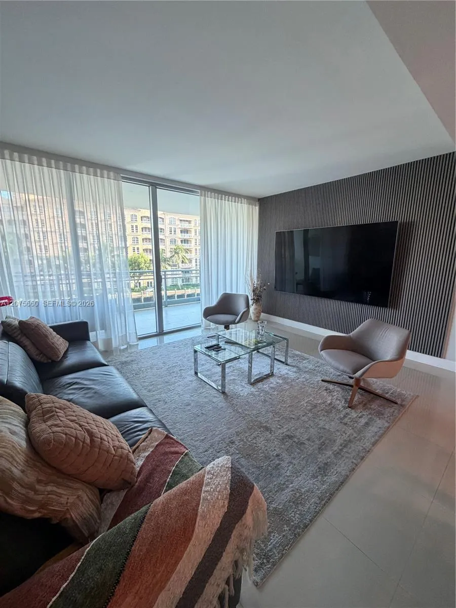 2950 NE 188th St #325 Aventura, FL 33180