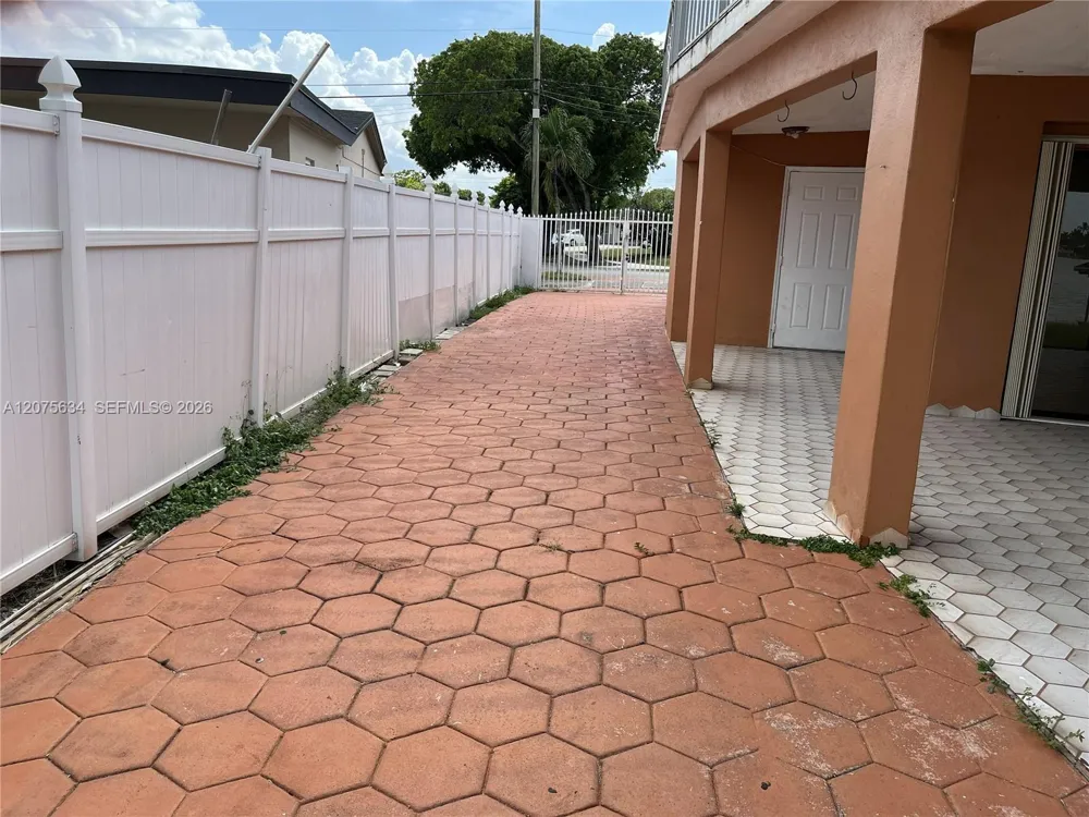 18105 NW 81st Ct Hialeah, FL 33015