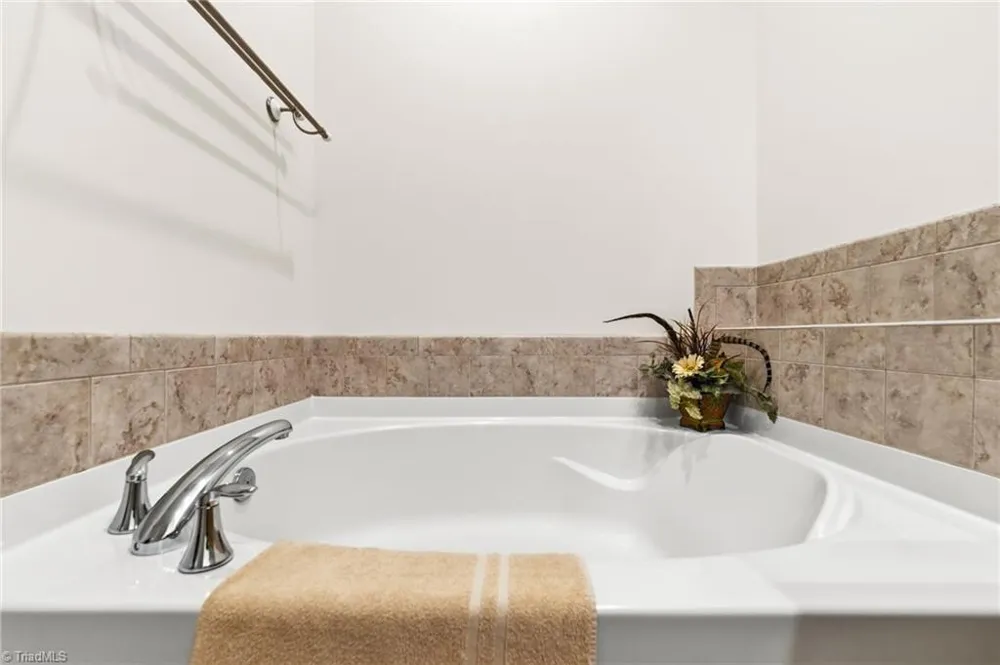 5252 Esher Drive Walkertown, NC 27051