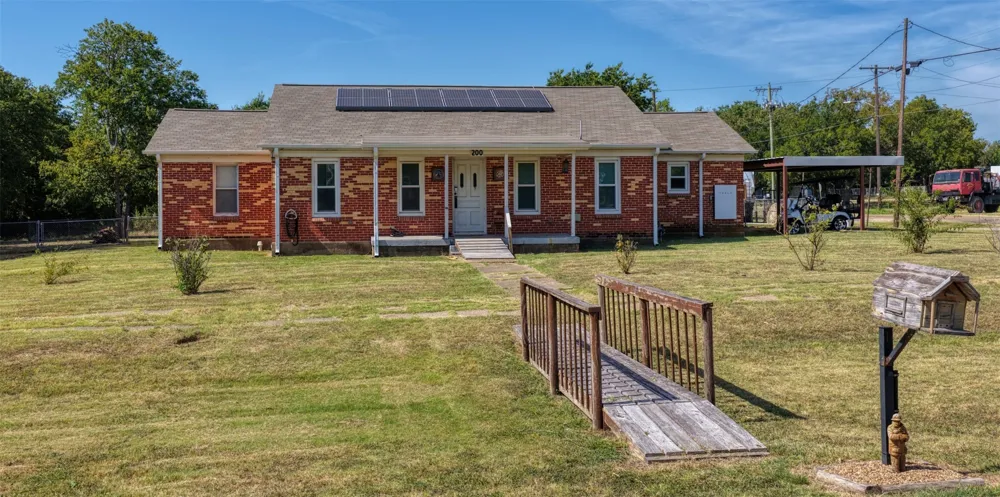 200 E Crossmain Milford, TX 76670