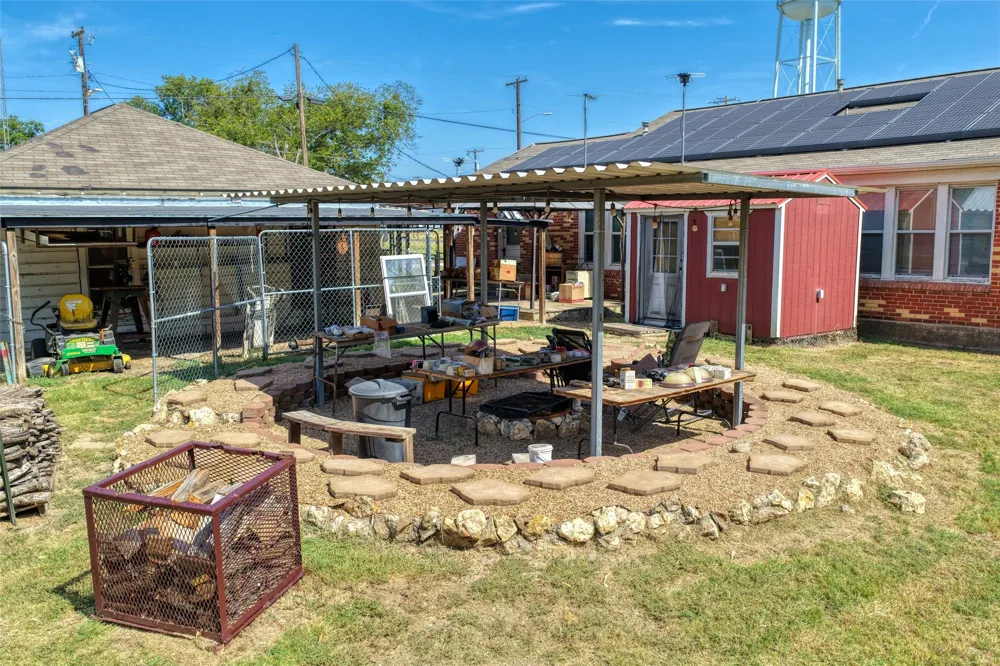 200 E Crossmain Milford, TX 76670
