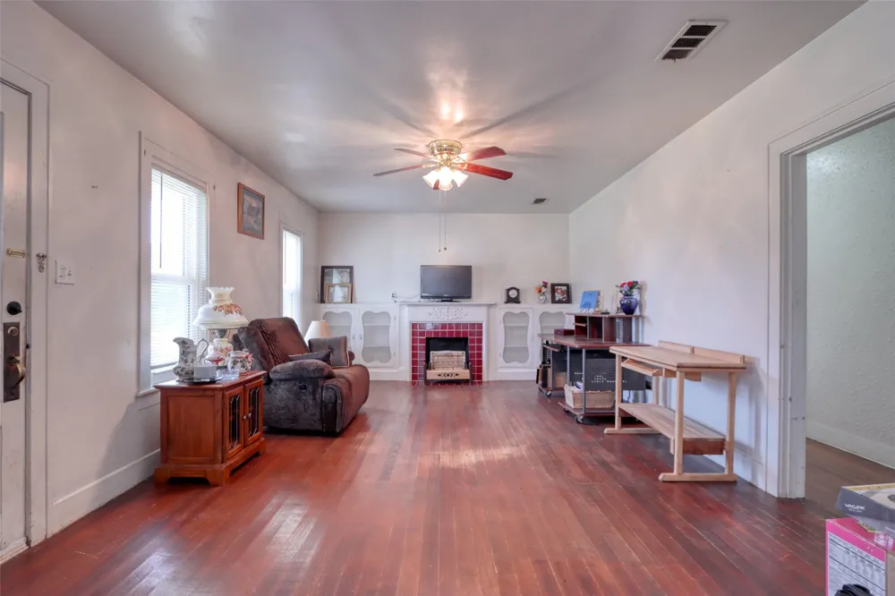 200 E Crossmain Milford, TX 76670