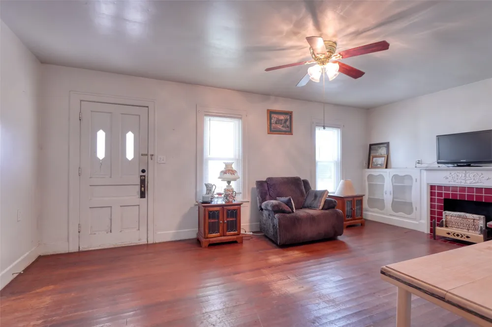 200 E Crossmain Milford, TX 76670