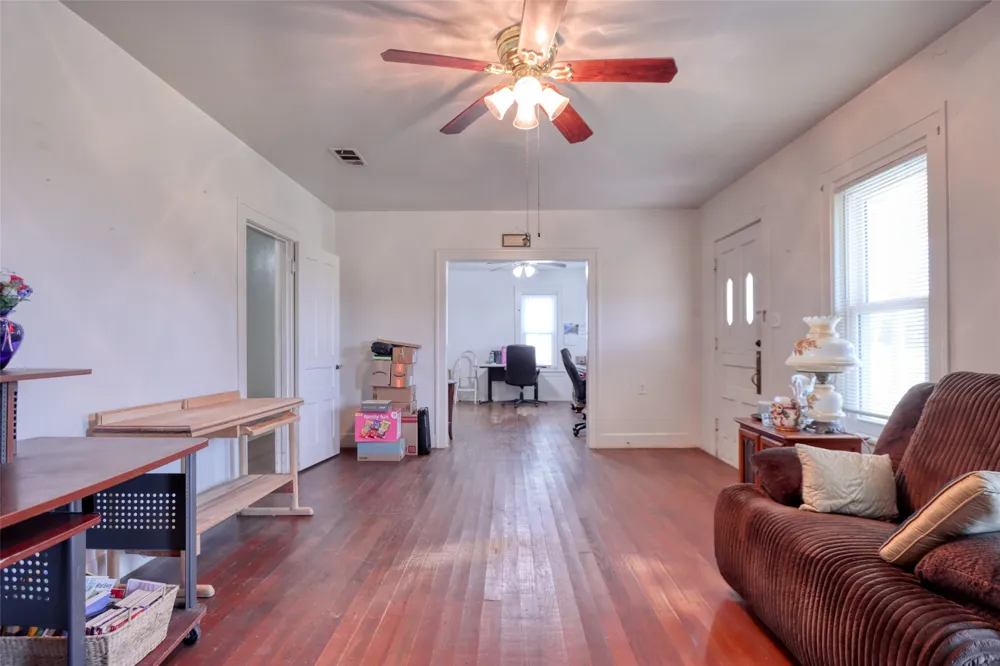 200 E Crossmain Milford, TX 76670