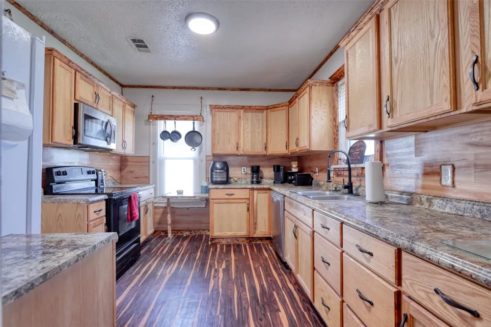 200 E Crossmain Milford, TX 76670