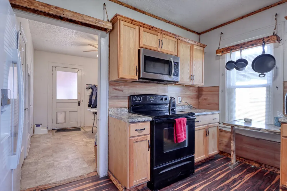200 E Crossmain Milford, TX 76670