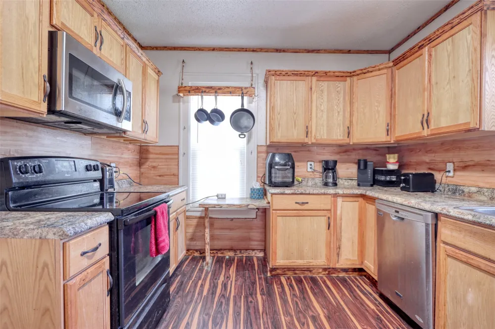 200 E Crossmain Milford, TX 76670