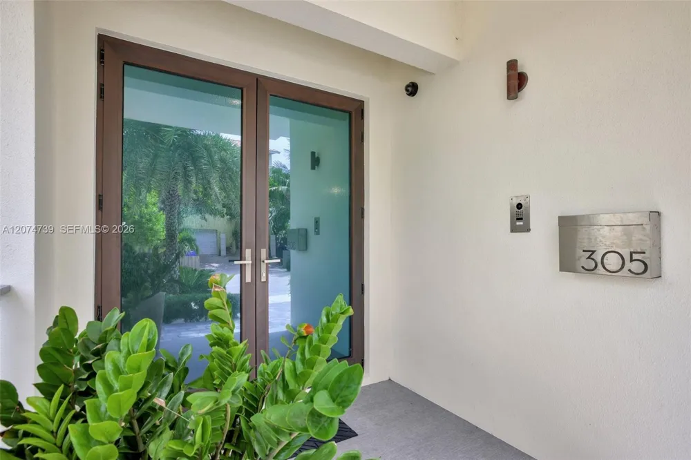 305 Oak St Hollywood, FL 33019