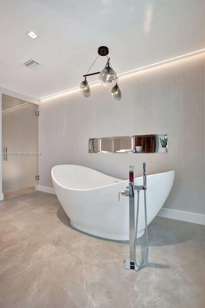305 Oak St Hollywood, FL 33019